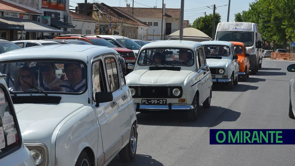 Passeio de Renault 4L em Benavente juntou automóveis clássicos, campinos e folclore