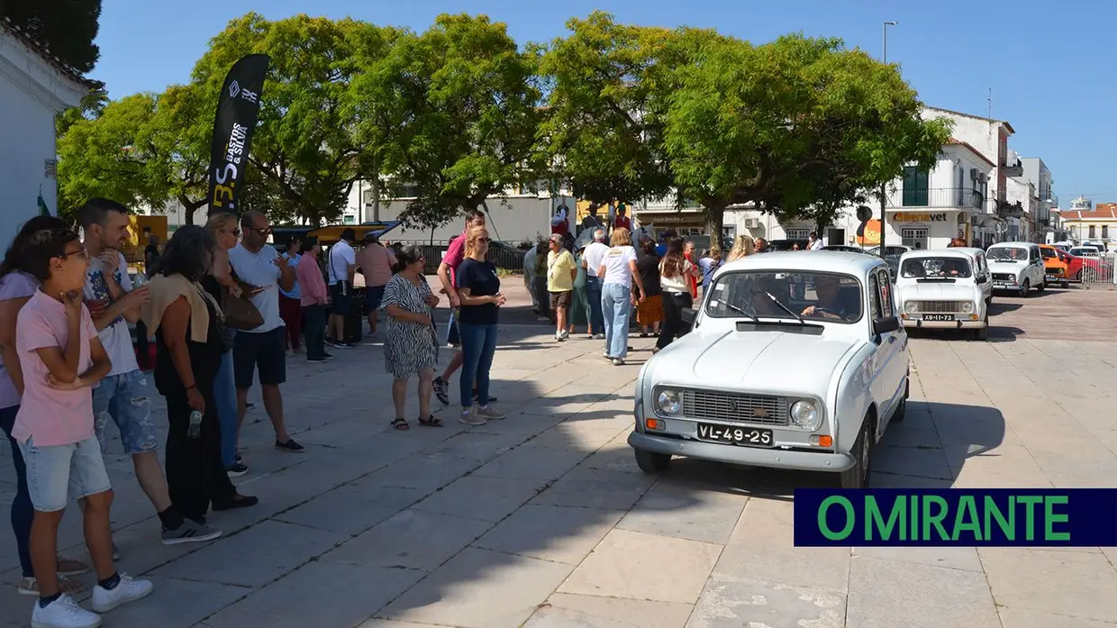 Passeio de Renault 4L em Benavente juntou automóveis clássicos, campinos e folclore