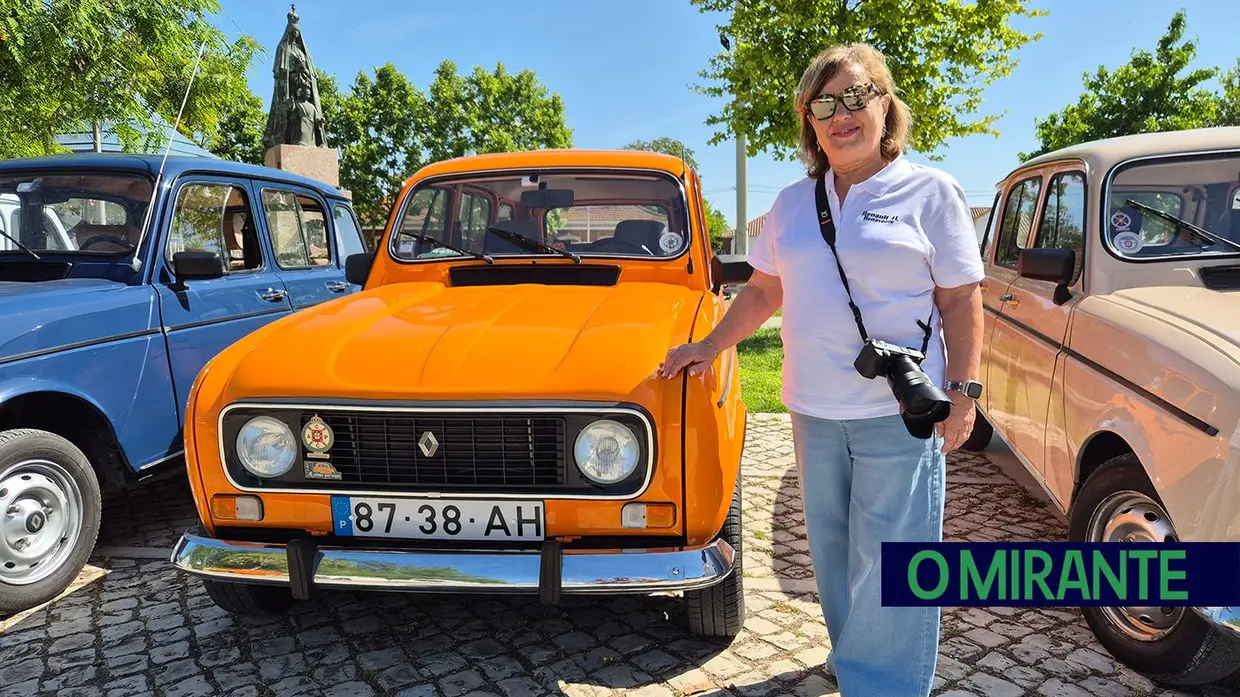 Passeio de Renault 4L em Benavente juntou automóveis clássicos, campinos e folclore