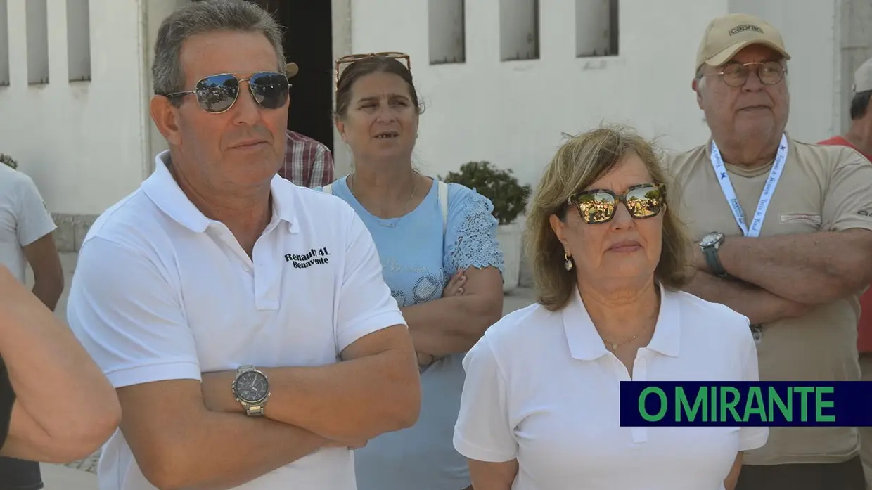 Passeio de Renault 4L em Benavente juntou automóveis clássicos, campinos e folclore