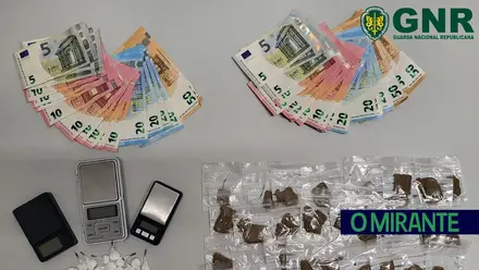 GNR apreende haxixe, cocaína e dinheiro em operação contra tráfico em Marinhais