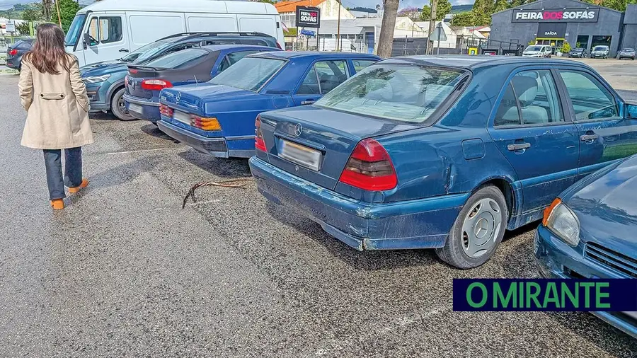 Carros abandonados em estacionamento de Alverca prejudicam comércio e ambiente
