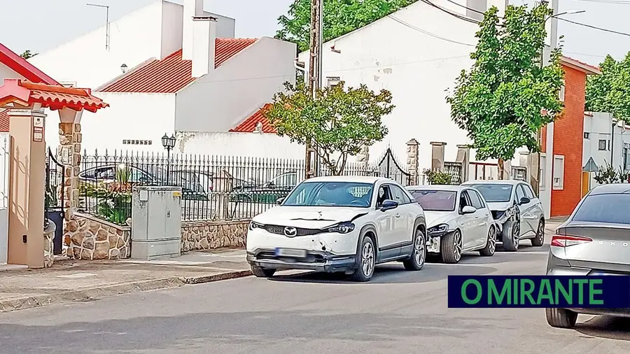 Moradores de Alpiarça exigem intervenção junto a oficina na Avenida Carlos Relvas