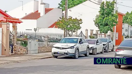 Moradores de Alpiarça exigem intervenção junto a oficina na Avenida Carlos Relvas