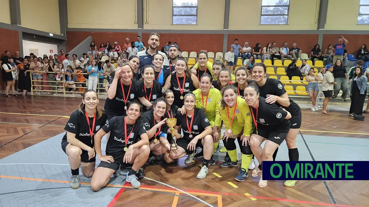 Azinhaga levanta troféu em final de festa para o futebol feminino