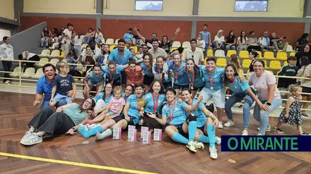 Azinhaga levanta troféu em final de festa para o futebol feminino