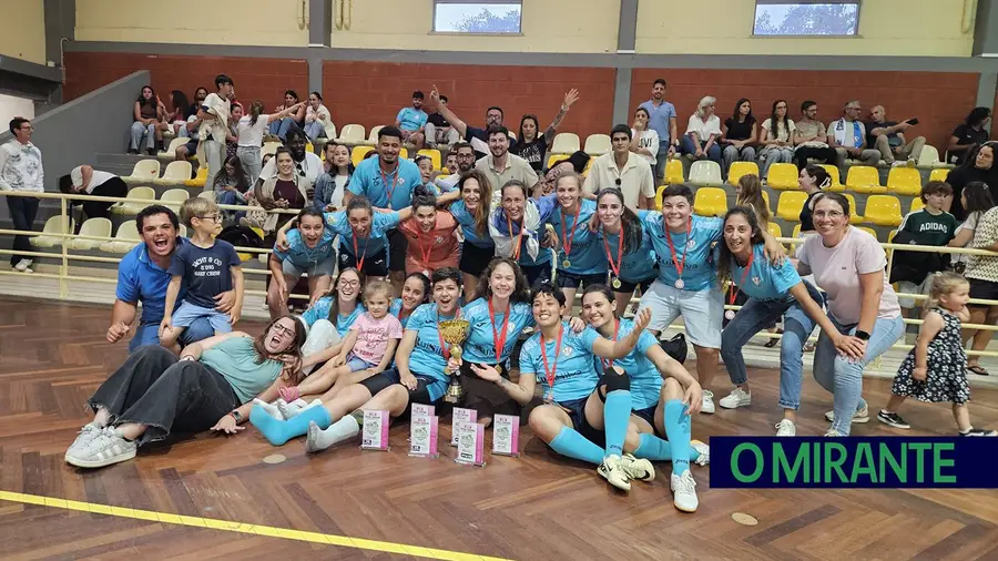 Azinhaga levanta troféu em final de festa para o futebol feminino