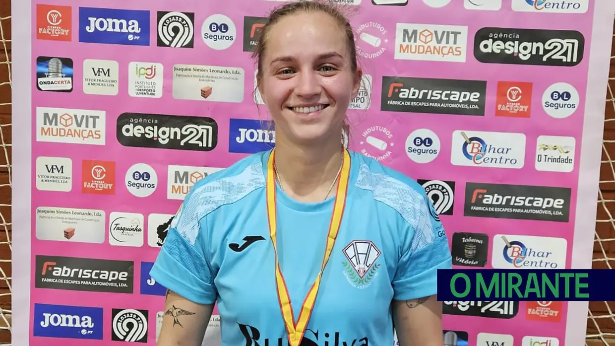 Azinhaga levanta troféu em final de festa para o futebol feminino