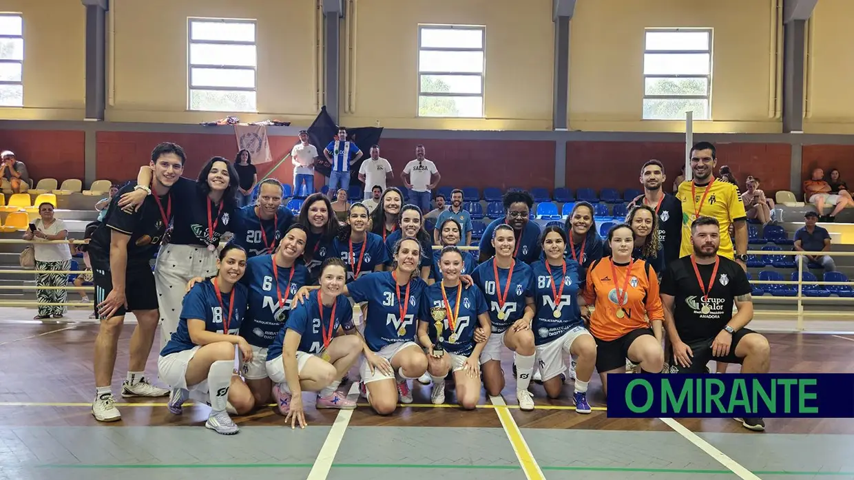 Azinhaga levanta troféu em final de festa para o futebol feminino