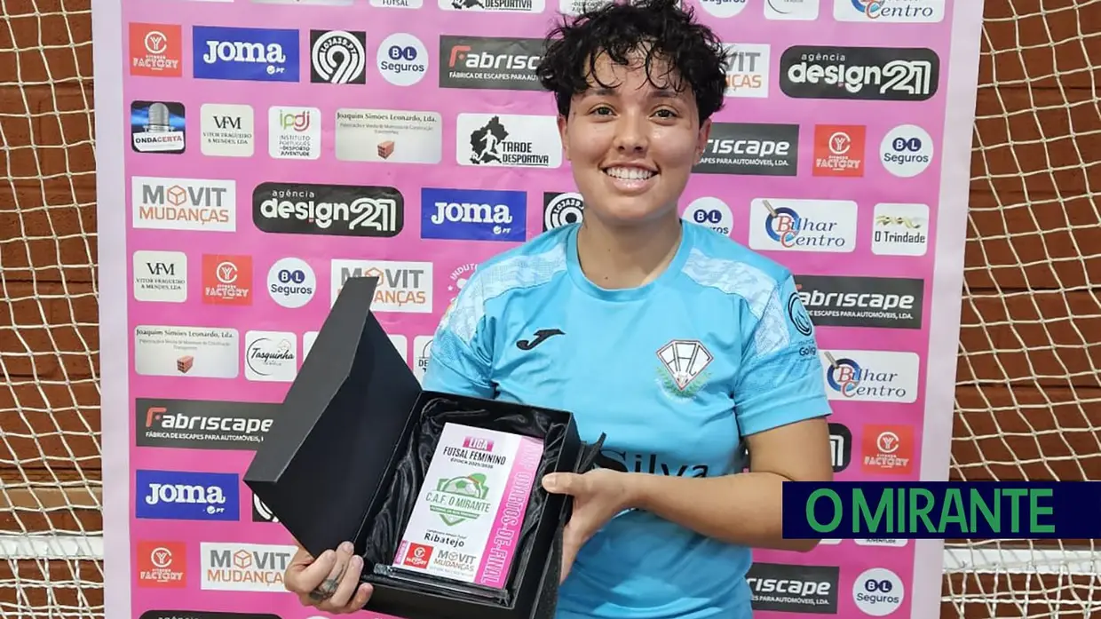 Azinhaga levanta troféu em final de festa para o futebol feminino