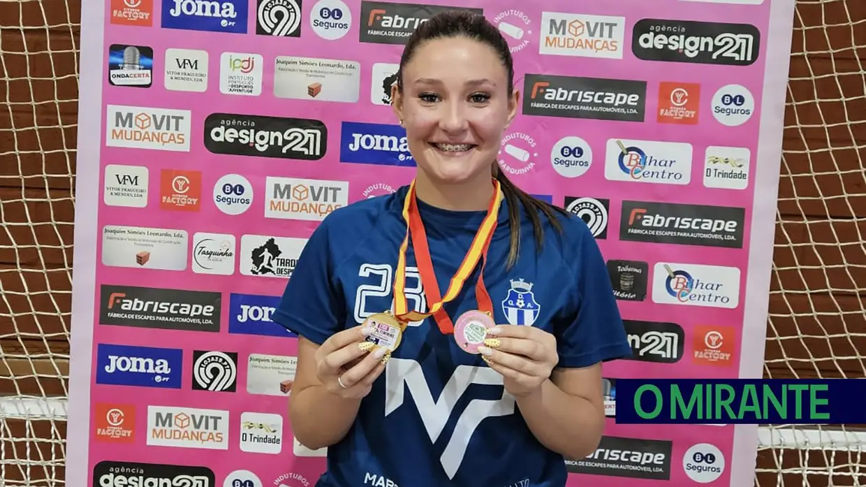 Azinhaga levanta troféu em final de festa para o futebol feminino