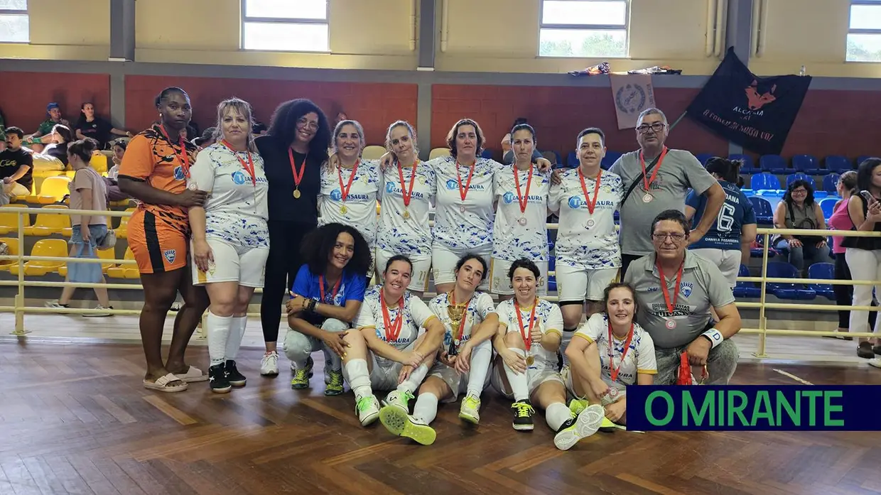 Azinhaga levanta troféu em final de festa para o futebol feminino