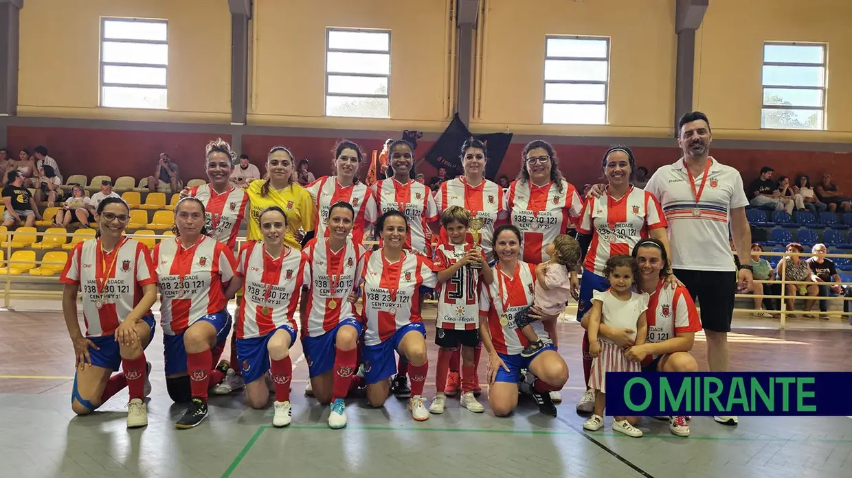 Azinhaga levanta troféu em final de festa para o futebol feminino