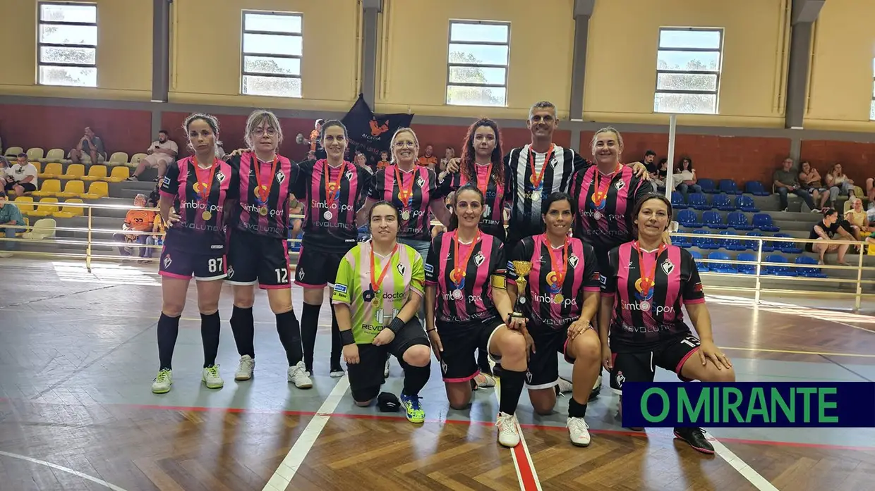 Azinhaga levanta troféu em final de festa para o futebol feminino