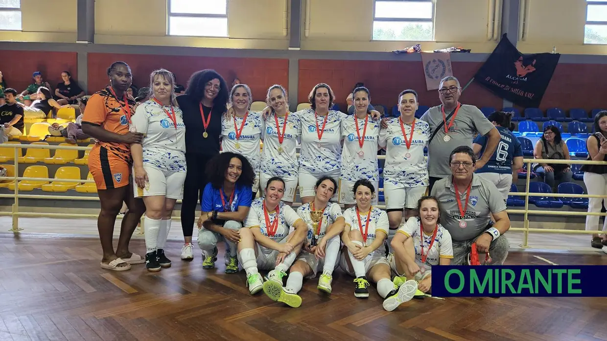 Azinhaga levanta troféu em final de festa para o futebol feminino