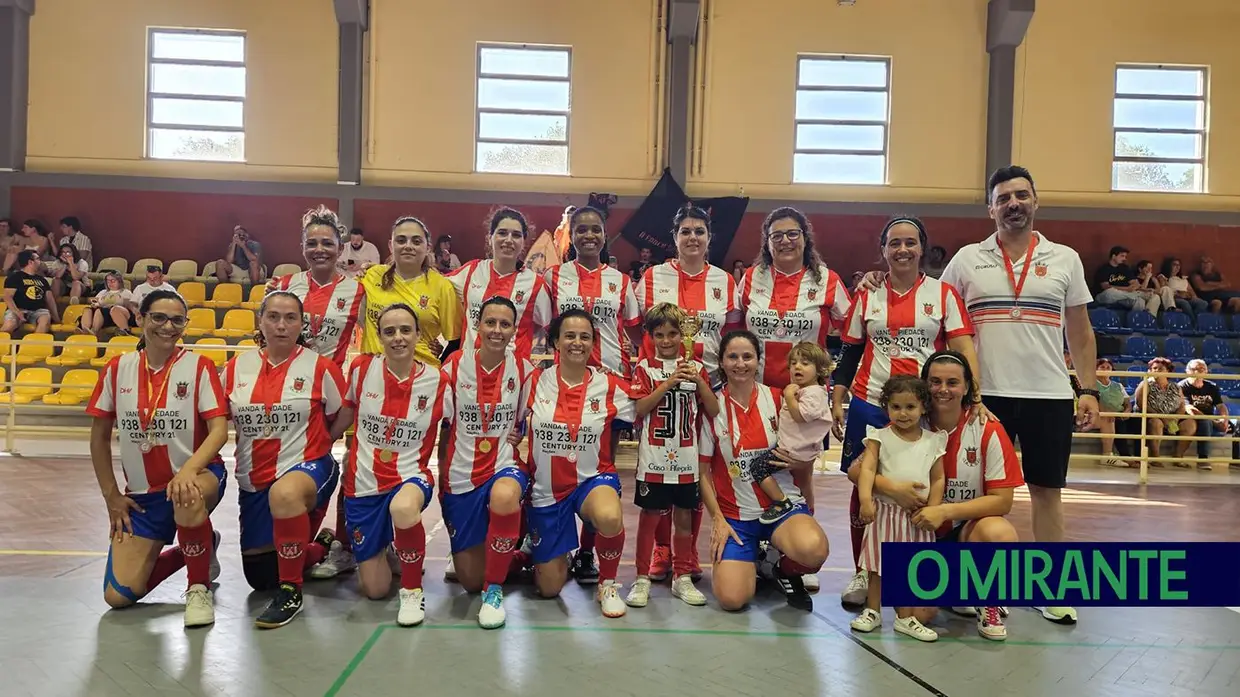 Azinhaga levanta troféu em final de festa para o futebol feminino