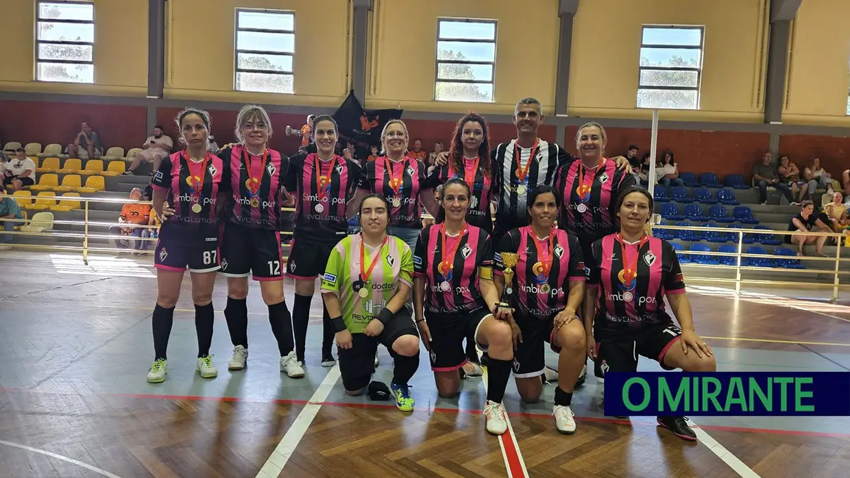 Azinhaga levanta troféu em final de festa para o futebol feminino
