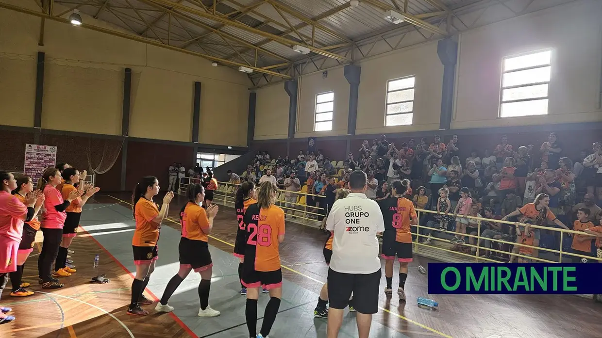 Azinhaga levanta troféu em final de festa para o futebol feminino