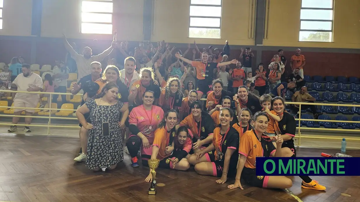 Azinhaga levanta troféu em final de festa para o futebol feminino