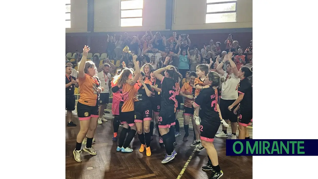 Azinhaga levanta troféu em final de festa para o futebol feminino