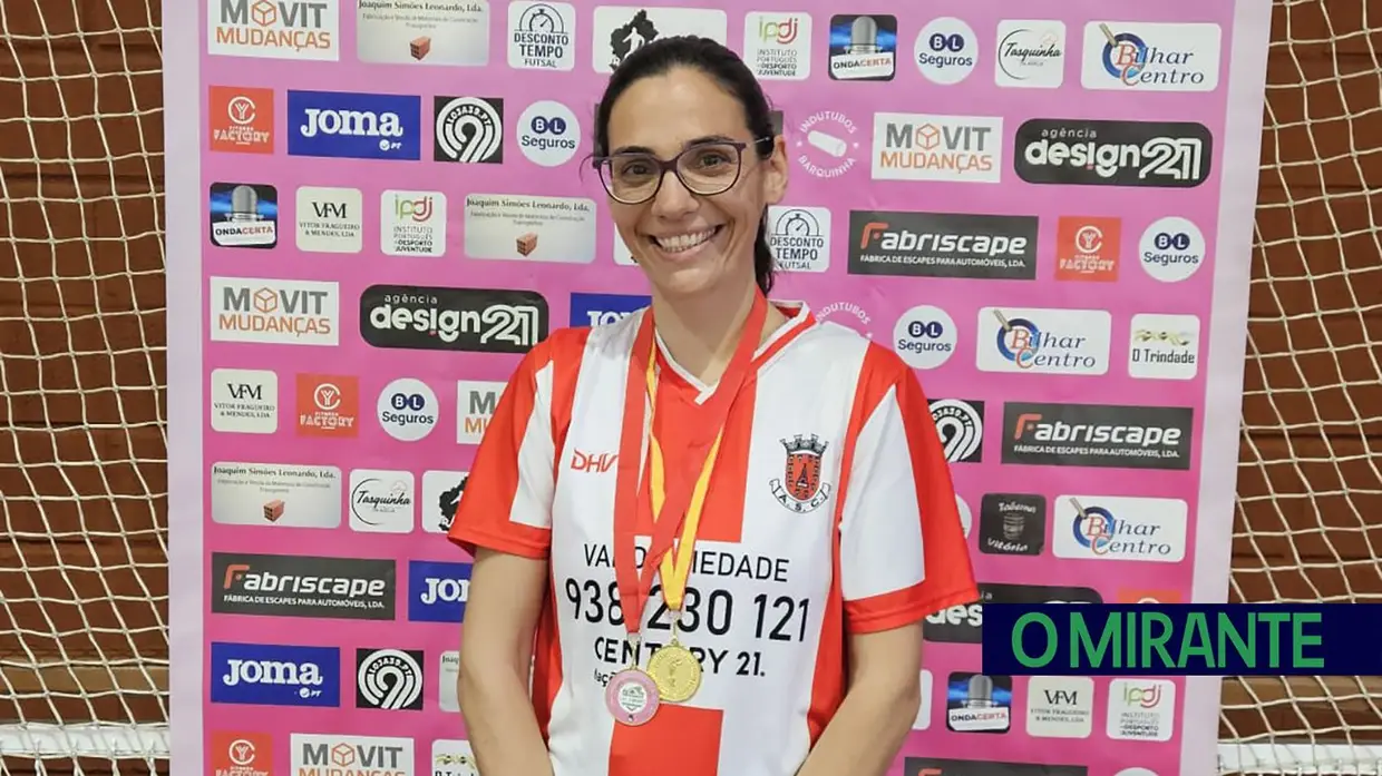 Azinhaga levanta troféu em final de festa para o futebol feminino