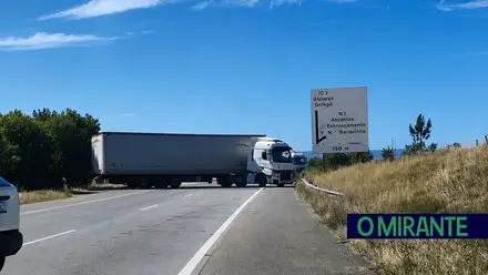 Condutor morre em colisão entre carro e camião junto à Barquinha