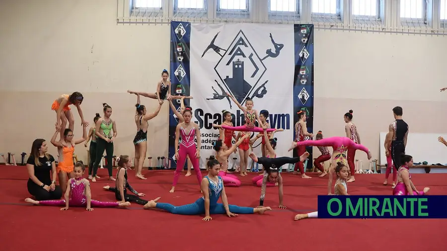 Acrobacias e saltos mortais no sarau de ginástica da Académica de Santarém