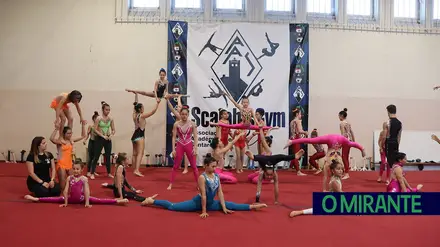 Acrobacias e saltos mortais no sarau de ginástica da Académica de Santarém