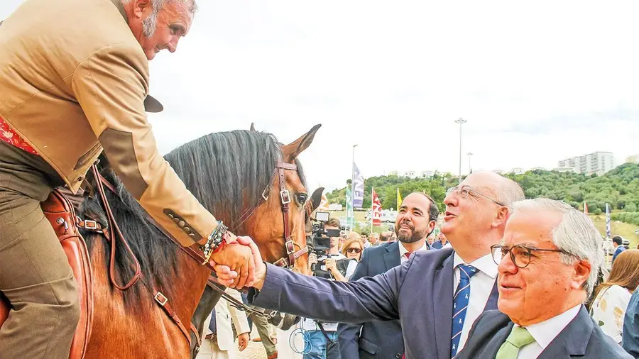 Ministro admite que há muita burocracia e que apoio a agricultores é insuficiente