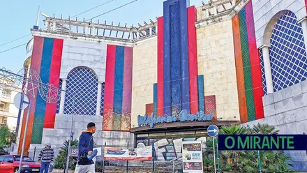 Quatro dezenas de lojistas hipotecam futuro do degradado Vila Franca Centro