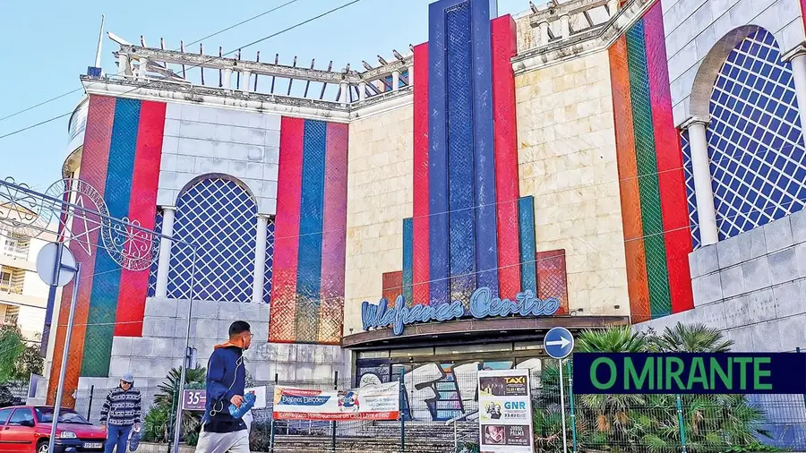 Quatro dezenas de lojistas hipotecam futuro do degradado Vila Franca Centro