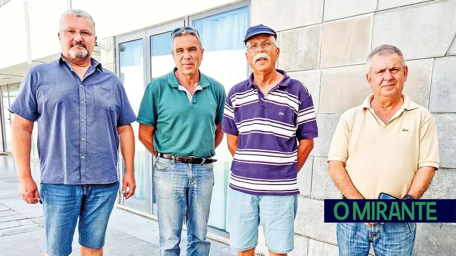 Moradores de Carapuções esperam há 24 anos pelo alcatroamento da Rua 5 de Outubro