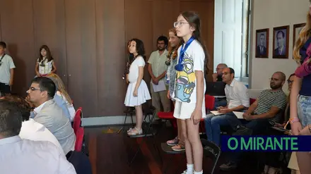 Crianças levam teatro à Assembleia Municipal de Ourém e lembram que o futuro também se constrói com cultura
