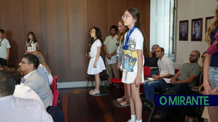 Crianças levam teatro à Assembleia Municipal de Ourém e lembram que o futuro também se constrói com cultura