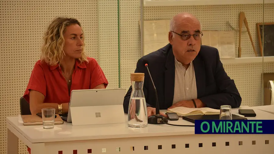 Vereadores do PS abandonam reunião de Câmara de Salvaterra em protesto
