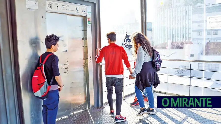 Elevadores avariados em estações de comboio de VFX continuam a ser mau cartão de visita