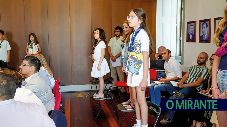 Crianças levam teatro à Assembleia Municipal de Ourém e lembram que o futuro também se constrói com cultura