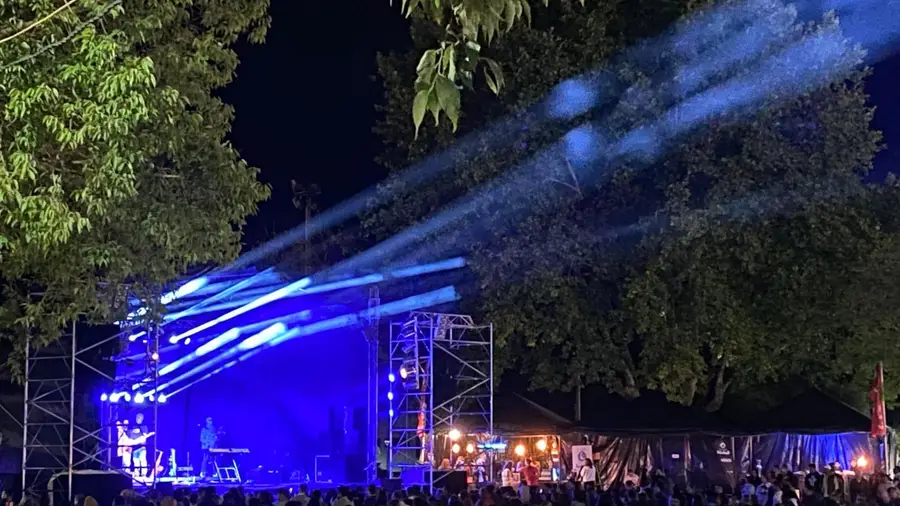 Câmara de Almeirim aluga palco por falta de condições do que foi feito de forma caseira