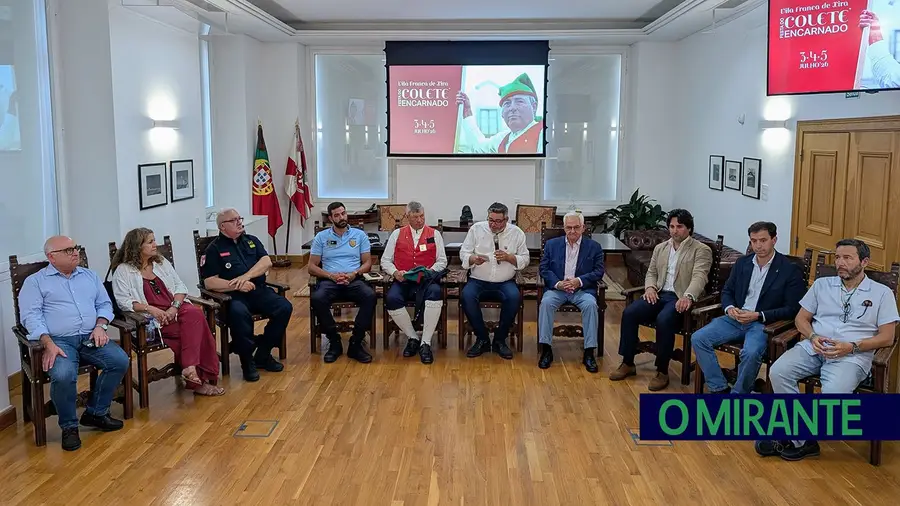 Colete Encarnado em VFX com Toy, D.A.M.A e Camané como cabeças de cartaz