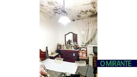 Infiltrações obrigam idosa a abandonar casa onde vive há 50 anos