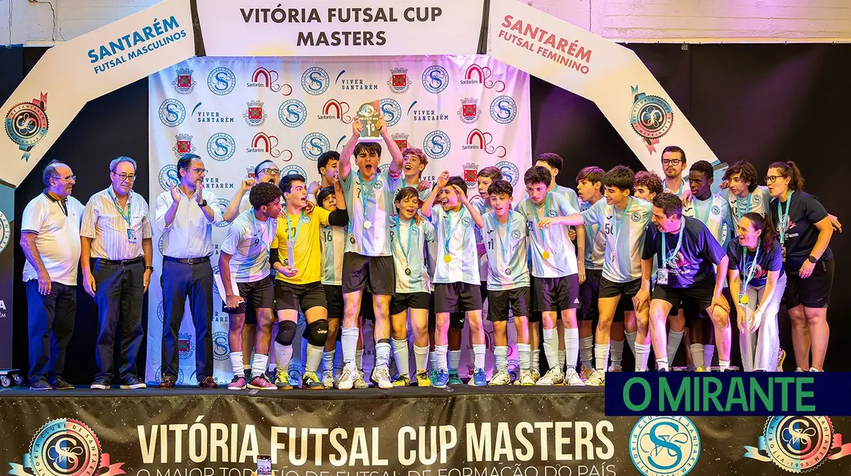 Equipa de iniciados do Vitória de Santarém venceu o torneio no seu escalão. FOTOS - João Filipe