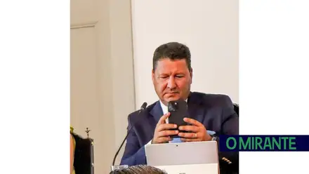 O pavão da Assembleia de Ourém que canta pelo Governo