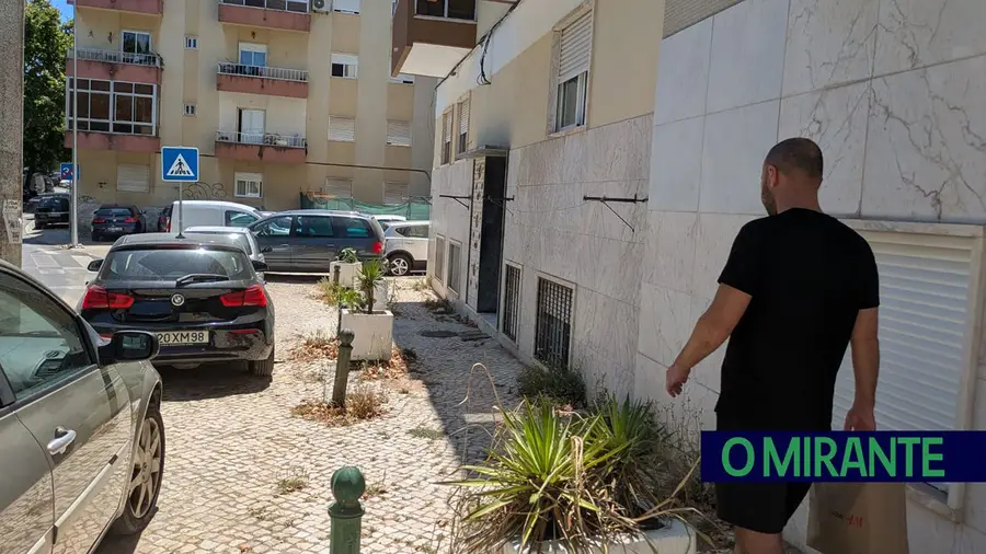 Idoso continua a viver sem água nem luz numa cave no Forte da Casa apesar de promessa de apoio