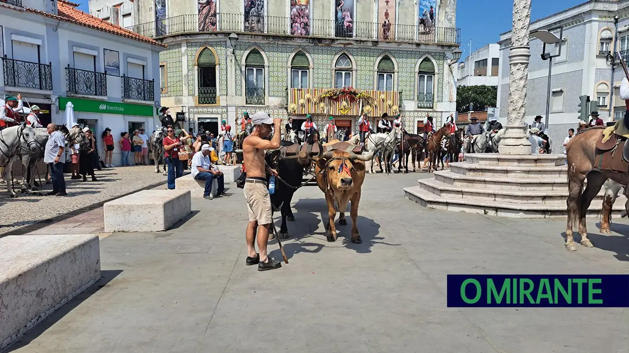 Calor encurtou desfile mas não travou o espírito do Colete Encarnado