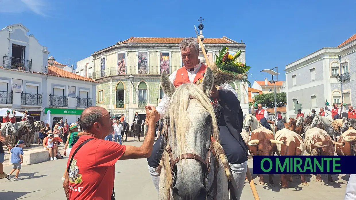 Calor encurtou desfile mas não travou o espírito do Colete Encarnado