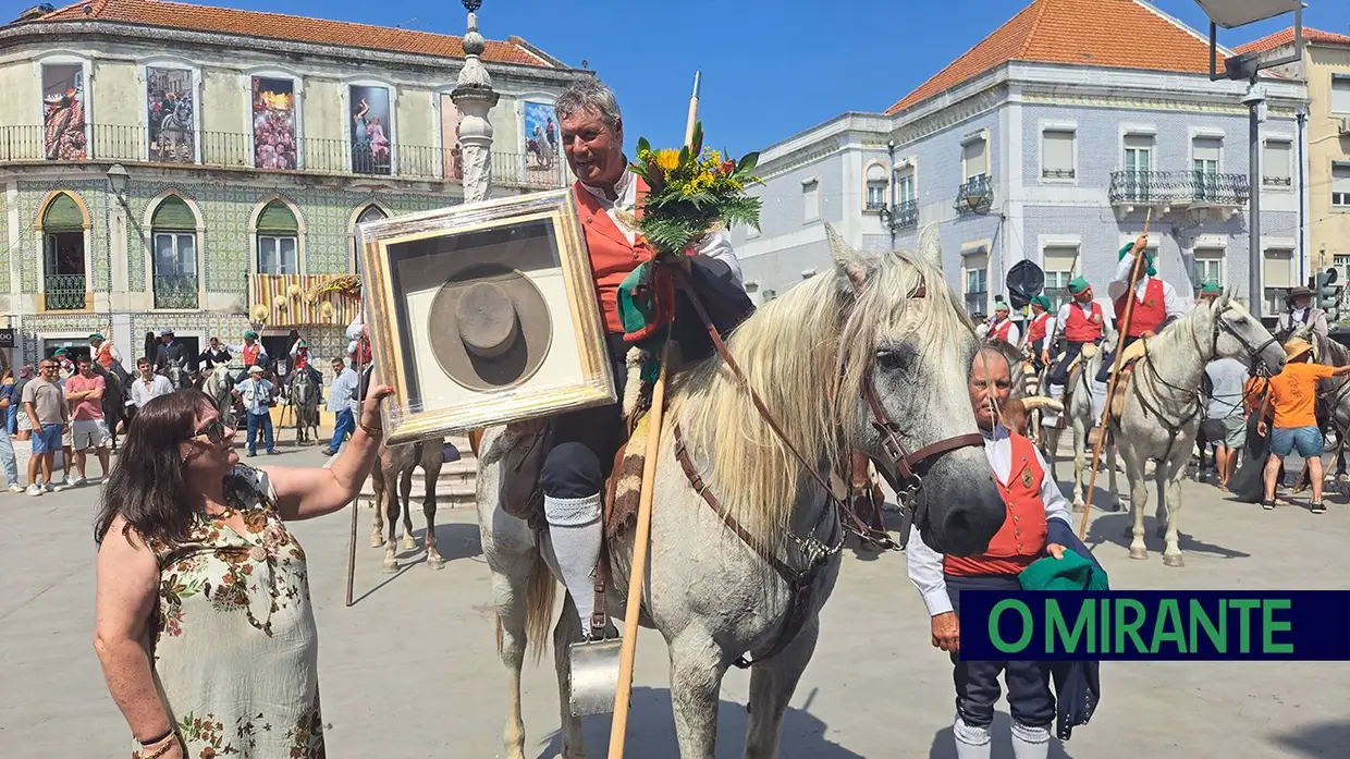Calor encurtou desfile mas não travou o espírito do Colete Encarnado