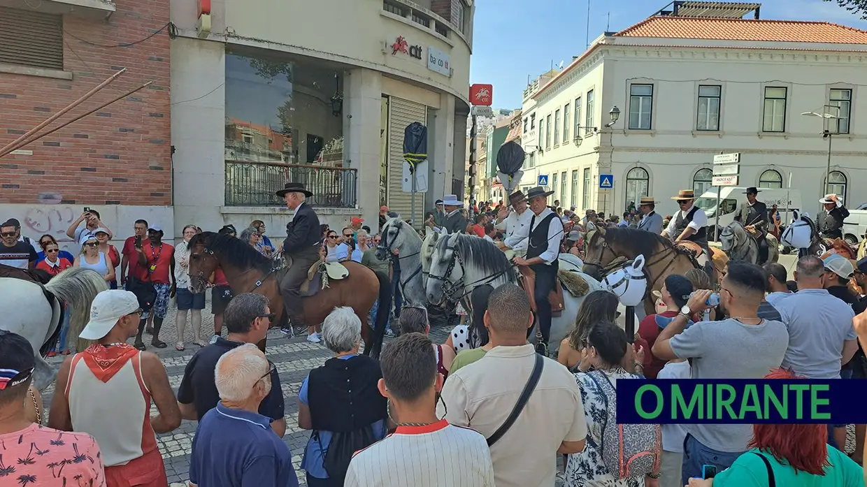 Calor encurtou desfile mas não travou o espírito do Colete Encarnado