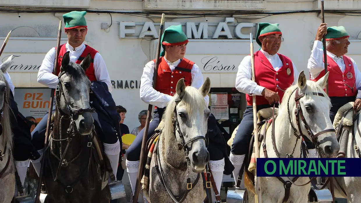 Calor encurtou desfile mas não travou o espírito do Colete Encarnado