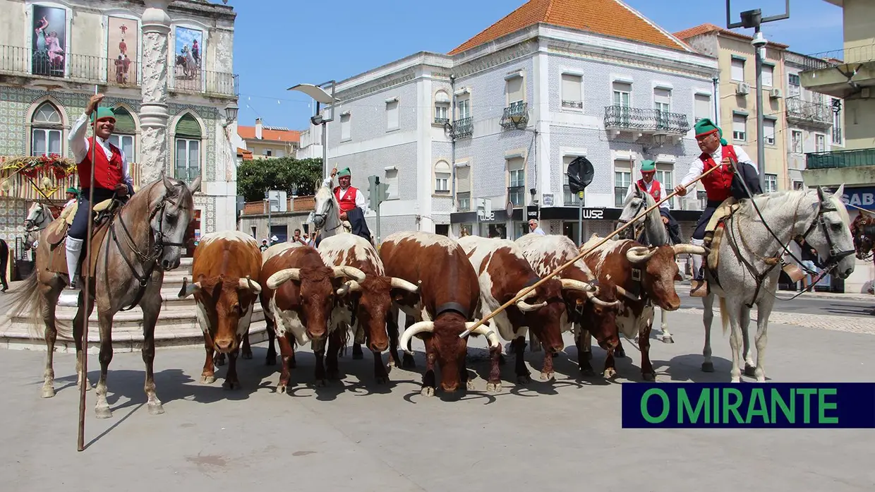 Calor encurtou desfile mas não travou o espírito do Colete Encarnado
