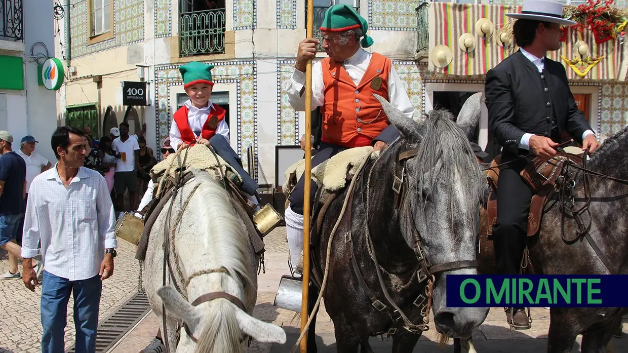 Calor encurtou desfile mas não travou o espírito do Colete Encarnado